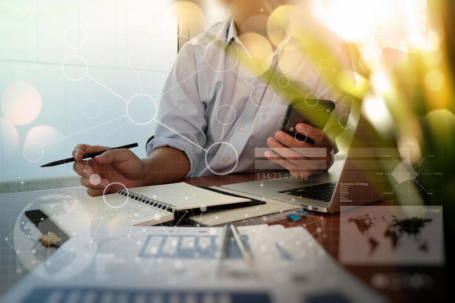 Ambiente di lavoro con strumenti per la ricerca di parole chiave